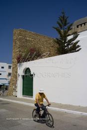 Image du Maroc Professionnelle de  Vue d'une rue de la Kasbah d'Asilah, ville du nord du Maroc sur l'océan Atlantique à 40 km au sud de Tanger, ancienne fortification Portugaise construite XVIe siècle, Jeudi 5 Juillet 2012. (Photo / Abdeljalil Bounhar)